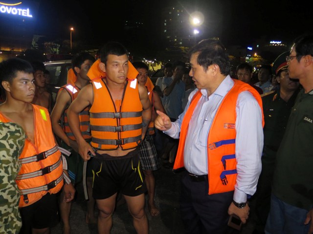 Tàu chở khách du lịch chìm trên sông Hàn, tìm kiếm khó khăn ảnh 2